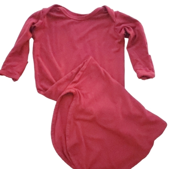 joss + j 2 Piece Sleeping Knotted Gown & Hat Set Maroon Solid Baby 0-3 Months - Picture 3 of 8